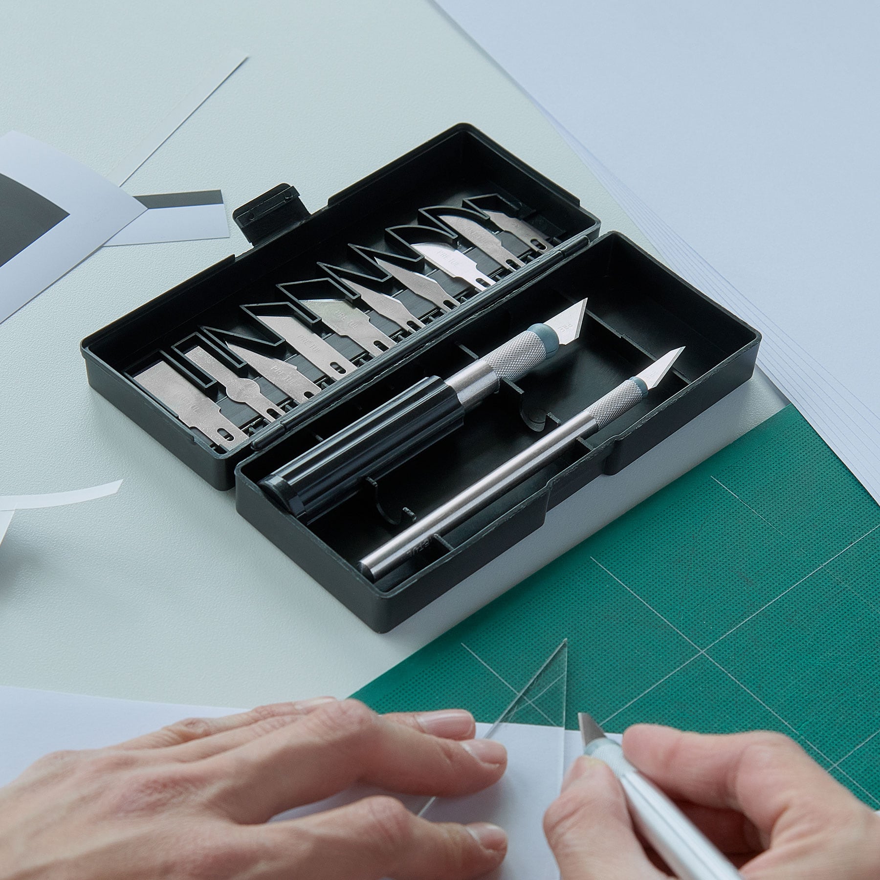 Juego de bisturí con 13 piezas en estuche, Pretul - 22409