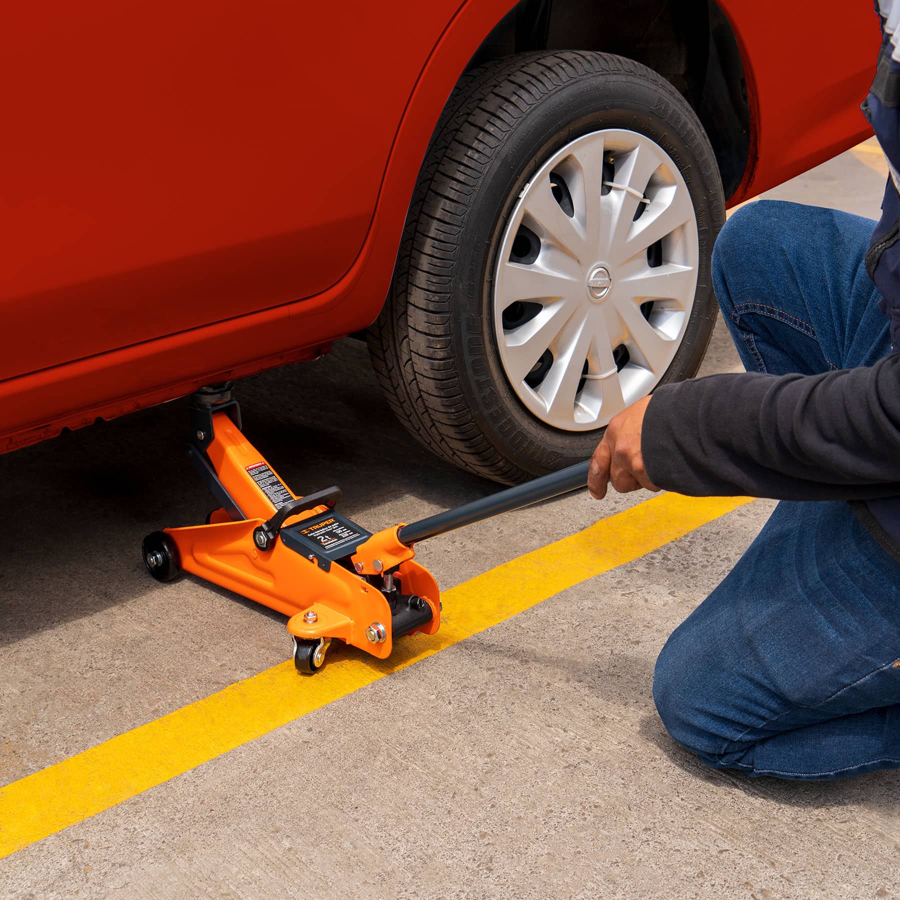 Gato hidráulico de patín, 2t, 30 movimientos, Truper - 14944