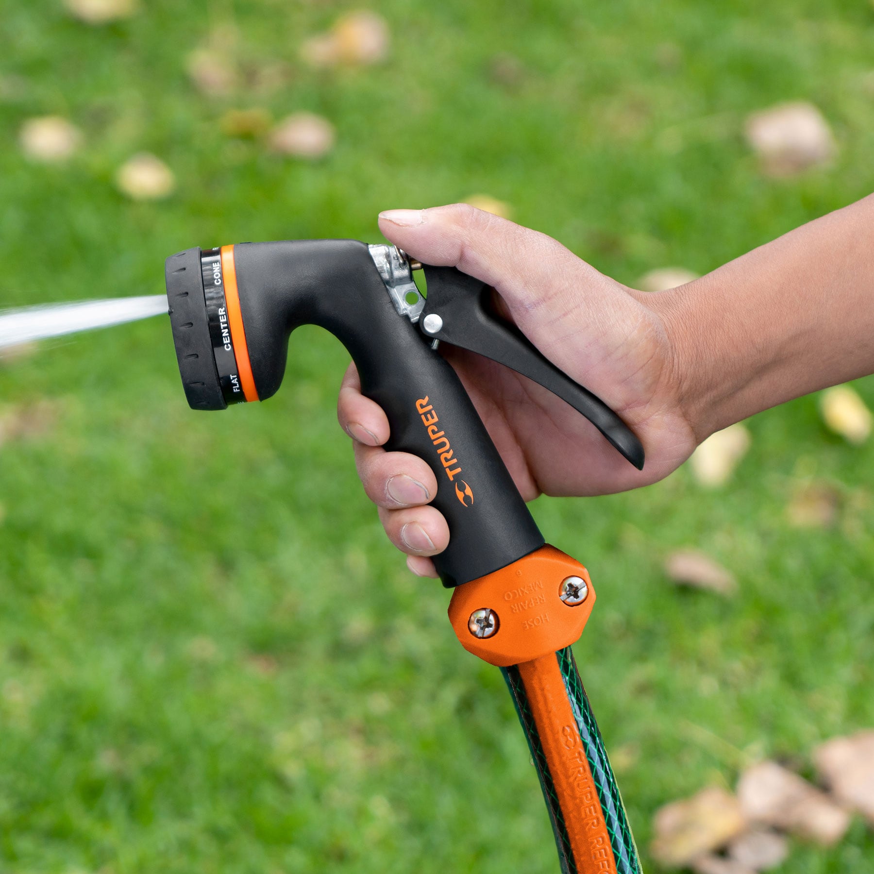 Pistola para riego de 8 funciones metálica con recubrimiento, Truper - 18477